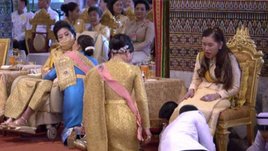 พระราชพิธีบรมราชาภิเษก: ปีติยินดี พระองค์โสม ทรงประทับรถเข็น ร่วมพระราชพิธีเฉลิมพระปรมาภิไธยฯ