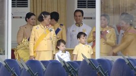 พระราชพิธีบรมราชาภิเษก: คุณพลอยไพลิน พาคุณจุลรัตน์-คุณภัททพงศ์ ร่วมชมริ้วขบวนเสด็จฯ