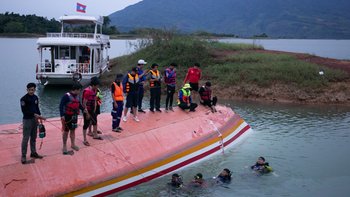 สลด เรือนำเที่ยวครอบครัวอดีตประธานประเทศลาว ล่มกลางเขื่อนน้ำงึม ดับ 8 ศพ