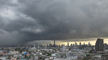 สภาพอากาศวันนี้ กรมอุตุฯ เตือน 50 จังหวัดทั่วไทยรับมือฝนตกหนัก กทม. 40%