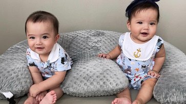 "น้องโอบ-น้องอารี" ลูกแฝด "จ๊ะ จิตตาภา" 7 เดือนแล้ว ส่งยิ้มละลายใจมาก