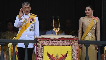 พระราชพิธีบรมราชาภิเษก: ในหลวงเสด็จออก ณ สีหบัญชร พสกนิกรถวายพระพรดังกึกก้อง
