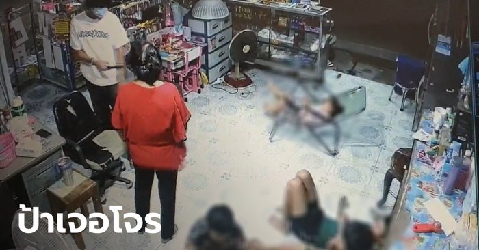 The thrilling minute of the grocery store aunt confronts a robbery stealing 4 grandchildren sleeps playing the game.