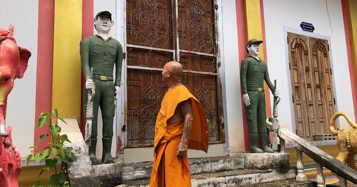 ฮือฮา รูปปั้นตำรวจ-ทหาร ถือปืนพิทักษ์โบสถ์วัดป่า เจ้าคณะอำเภอสั่งรื้อถอนแล้ว