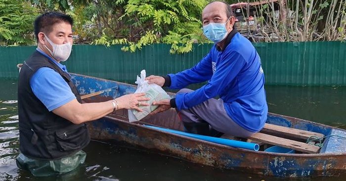 ลุยน้ำต่อ "ธรรมนัส" นำทีม ส.ส.พปชร. มอบสิ่งของช่วยผู้ประสบภัยน้ำท่วมลพบุรี