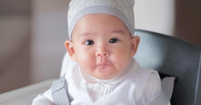 “น้องกวินท์” ลูกศรีริต้า อวดฟัน 2 ซี่แรก อายุ 6 เดือนแล้ว เริ่มฉายแววหล่อตาม “พ่อกรณ์” มาติดๆ