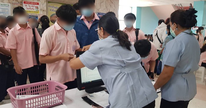 นักเรียนบุรีรัมย์แห่ฉีดวัคซีนไฟเซอร์ วันแรกคึกคัก คาดลงชื่อไม่ต่ำกว่า 80,000 คน