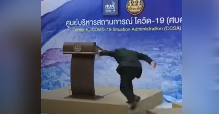 "ประยุทธ์" สะดุดโพเดียมเกือบศีรษะคะมำ บอกสื่ออย่าเอาไปลง "ไม่งั้นล่ะมีเรื่อง" (มีคลิป)