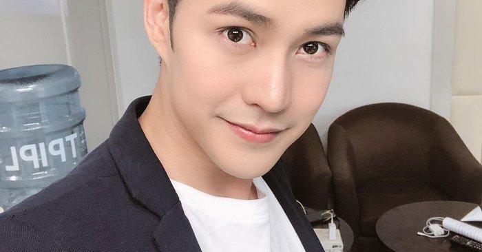 รวมรูปภาพของ "แอมป์ พีรวัศ" มากับดวง! ลอตเตอรี่ในมือให้โชค ...