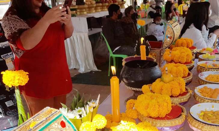ผัวเมียมาแก้บนที่คำชะโนด สุดอึ้ง ส่องขันน้ำเจอเลขตรงกับธูปเสี่ยงโชค ผิดแค่หลักร้อย