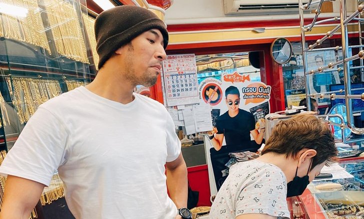 อุ๊ย! "เกรท วรินทร" แวะมาบอกรักแม่ที่ร้านทอง แต่สายตามีพิรุธหนักมาก