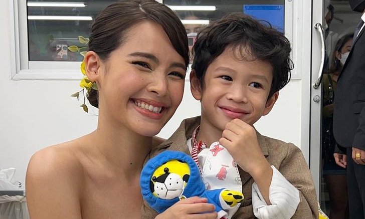 เขินไม่ไหว! "น้องโพธิ์" ลูก "ชาคริต" ถ่ายรูปคู่ "ญาญ่า" ดูหน้าก็รู้ว่าฟินมาก