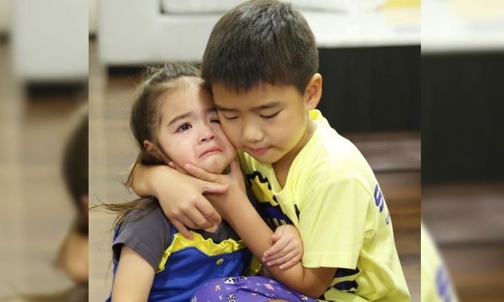 "น้องดีแลน" กอดปลอบน้องสาว เมื่อ "น้องเดมี่" ร้องไห้หนักมาก