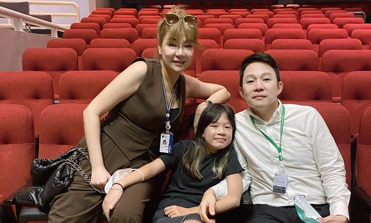 ภาพน่ารัก "โอ๋ ภัคจีรา" จับมือ "เฟี๊ยต มธุกร" ดูการแสดงลูกสาว "น้องแสนดี" เก่งมาก