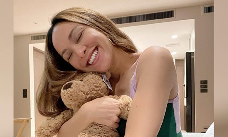 "ซาร่า" ยิ้มแก้มปริ อวดท้องใหญ่ พร้อมเผยของขวัญชิ้นแรกที่ลูกในท้องได้รับ