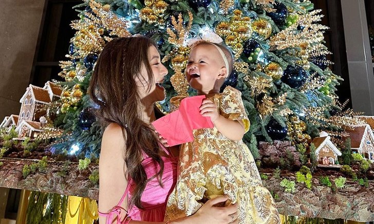 สวยแพคคู่ "แม่มิว-น้องมาริน" จัดเต็มแม่ลูก ออร่าสู้แสงต้นคริสต์มาส น่ารักจริงๆ