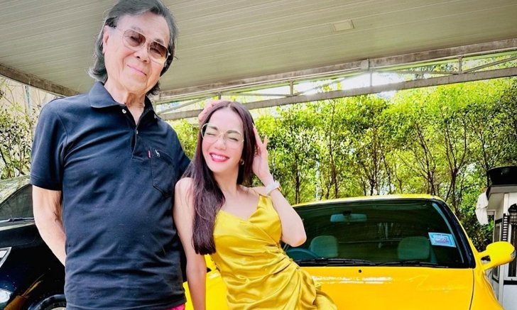 "อ๋อม สกาวใจ" ถ่ายรูปคู่คุณพ่อ แต่โดนโฟกัสที่ป้ายทะเบียนรถเต็มๆ
