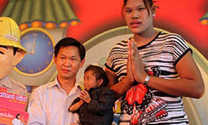สื่อนอกทึ่ง! มาลี ดวงดี เด็กสาวสูงที่สุดในโลก