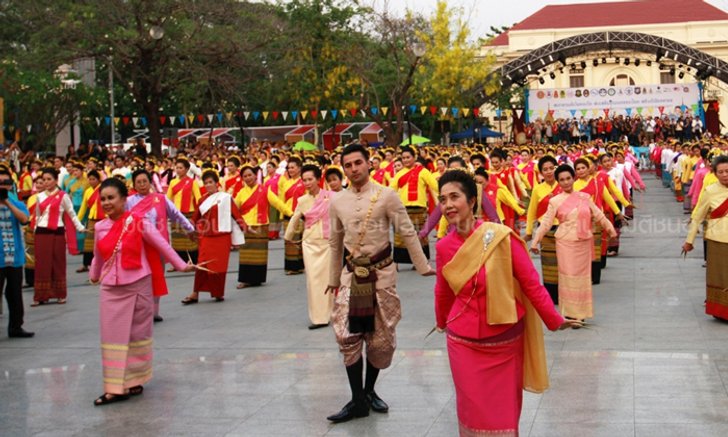 ‘เจ้าชายอินเดีย’ เสด็จร่วมฟ้อนเล็บ 720 ปีเชียงใหม่ นักท่องเที่ยวไทย-เทศ แห่ชม