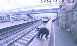 หวุดหวิด หญิงวิ่งช่วยชายจะฆ่าตัวตาย โดดให้รถไฟชนที่อังกฤษ