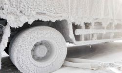 หนาวจัด -30 องศา เปลี่ยนรถบรรทุกกลายเป็น “รถน้ำแข็ง”