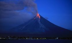 ภูเขาไฟมายอนในฟิลิปปินส์ พ่นลาวาและปะทุขึ้นอย่างต่อเนื่อง