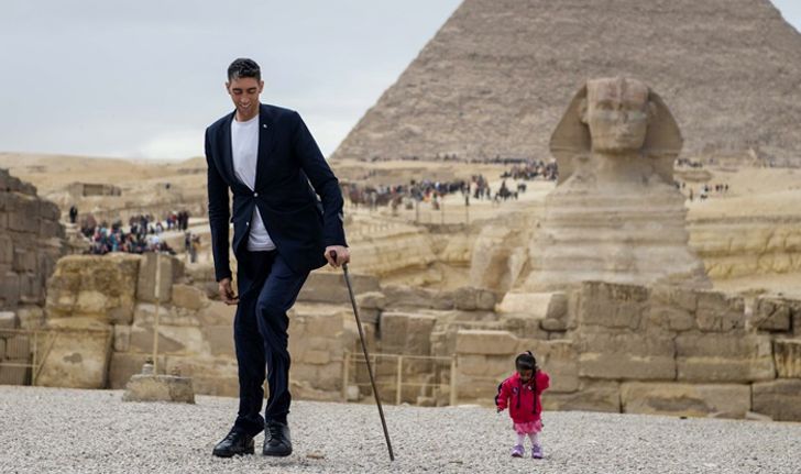 ชายสูงที่สุดในโลก โคจรมาพบเจอ หญิงเตี้ยที่สุดในโลก