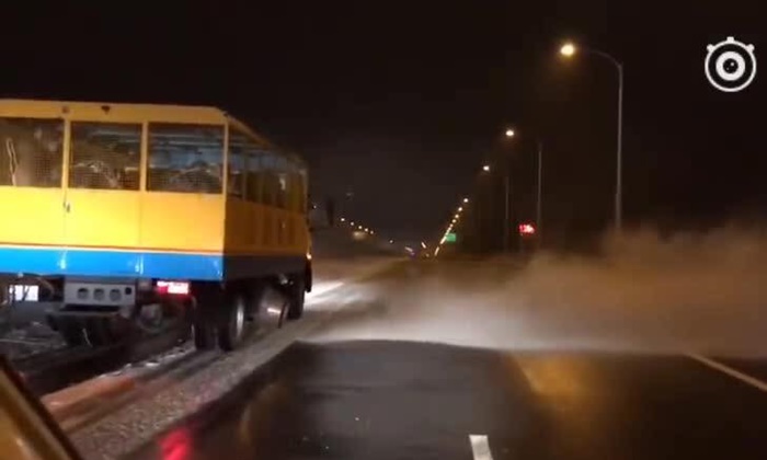 เจ๋งไปอีกแบบ รถเป่าหิมะเมืองจีน เคลียร์ถนนหายลื่นในพริบตา