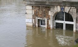 ชาวเมืองปารีสหอบของหนีแม่น้ำแซน หลังเอ่อสูงเฉียด 6 เมตร