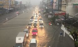 ฝนถล่มกรุงเทพฯ บางนา-ศรีนครินทร์อ่วมหนัก น้ำท่วมสูงแต่เช้า