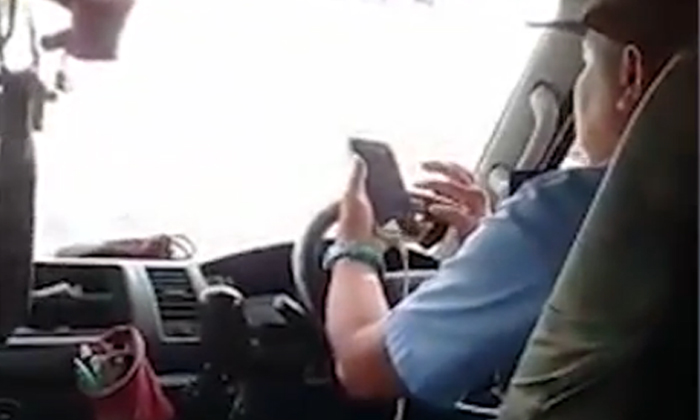 ผู้โดยสารร้องเรียน โชเฟอร์ขับรถตู้สุดชิว แชทคุยเล่นโทรศัพท์ขณะขับรถ