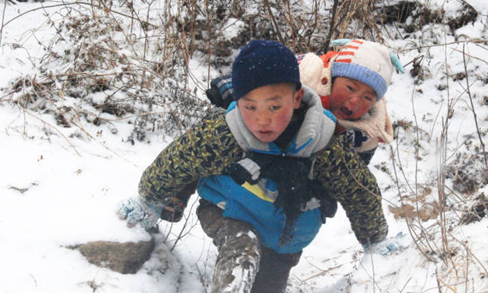 สุดยอด เด็กชายชาวจีนแบกน้องฝ่าหิมะลงเขา เดินเท้านับชั่วโมง