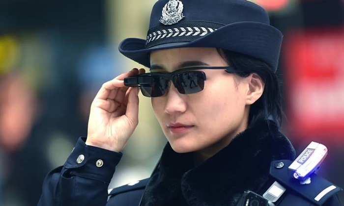 ล้ำได้อีก ตำรวจจีนเปิดตัว “แว่นอัจฉริยะ” วิเคราะห์ใบหน้าคนร้ายได้