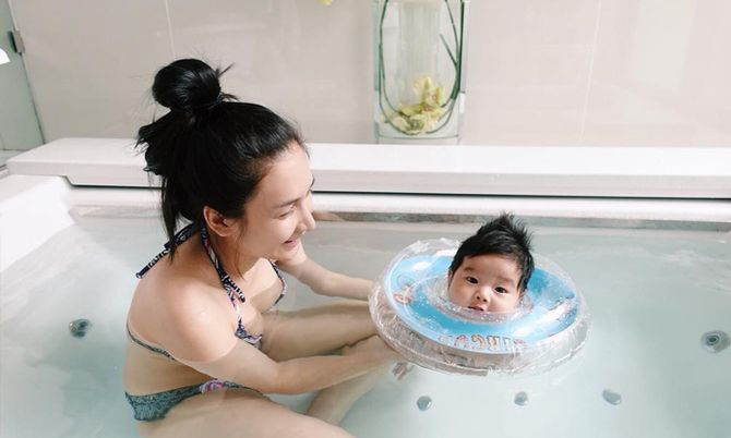เนย โชติกา เผยภาพสุดน่ารัก เล่นน้ำในอ่างอาบน้ำกับลูกชาย