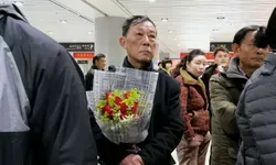 คุณปู่ถือดอกไม้รอรับภรรยาที่สถานีรถไฟ หวานจนหนุ่มสาวอิจฉา