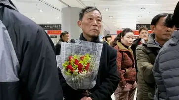 คุณปู่ถือดอกไม้รอรับภรรยาที่สถานีรถไฟ หวานจนหนุ่มสาวอิจฉา