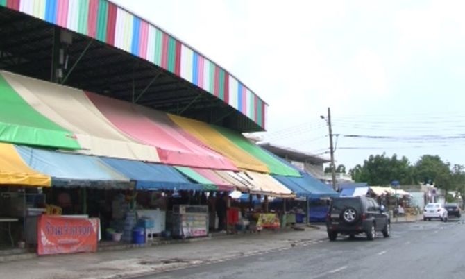 2 ตลาดยังเปิดปกติ ตร.กั้นแผงเหล็ก ห้ามจอดรถหน้าบ้านป้าทุบรถ