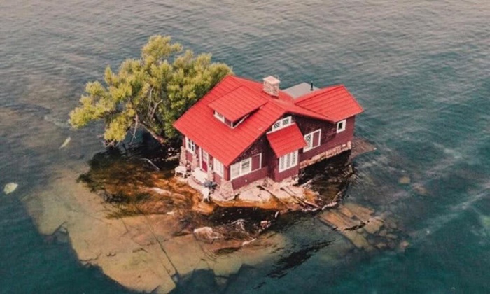 บ้านน้อยหลังเล็กแต่ไม่ธรรมดา เพราะอยู่บนเกาะที่เป็นของตัวเอง