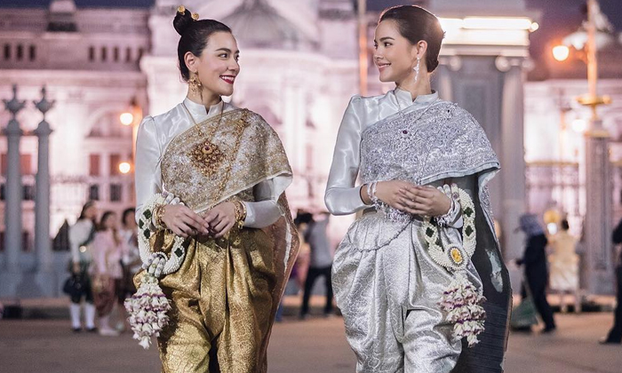 สองนางเอกลูกครึ่ง "ญาญ่า" "คิมเบอร์ลี่" แต่งชุดไทยได้งามสง่ามาก