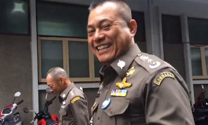 เรียบง่ายมากๆ "บิ๊กหมู" เดินเท้ากลับ บช.ก.อย่างอารณ์ดี ไม่ง้อรถ