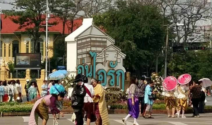 อุ่นไอรักฯ วันสุดท้ายคึกคัก ประชาชนแต่งชุดไทยร่วมงานแน่น