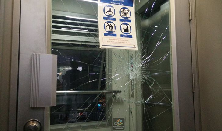 หนุ่มพิการชกประตูลิฟต์บีทีเอสอโศก ประท้วงไม่เปิดให้ใช้งาน
