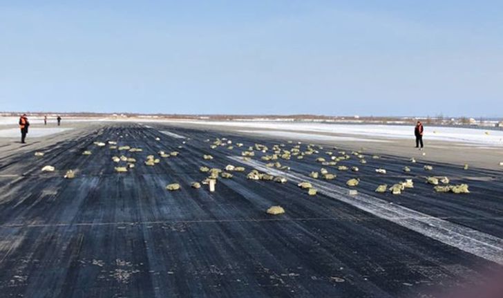 ทองคำแท่งนับหมื่นล้าน ร่วงหล่นเกลื่อนพื้นรันเวย์สนามบินรัสเซีย