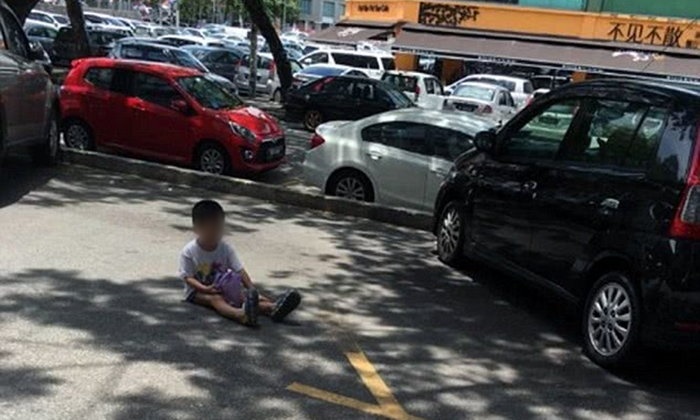 แม่ชาวมาเลย์ให้ลูกวัย 3 ขวบนั่งจองที่จอดรถอยู่ลำพัง คนเดียวกว่าครึ่งชั่วโมง