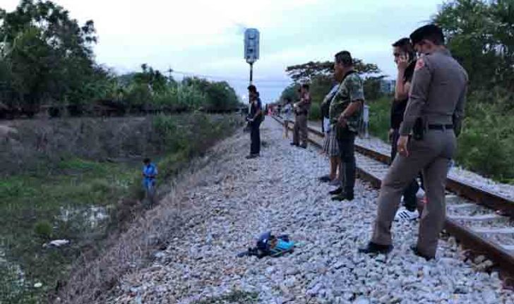 ชายยืนขวางรถไฟถูกชนดับ เปิดหวูดเตือนมาแต่ไกล ยังนิ่งอยู่กับที่