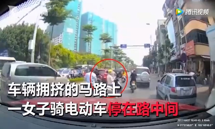 หญิงจอดรถเล่นมือถือกลางถนน ชายสุดทนยกทั้งรถทั้งคนเข้าข้างทาง