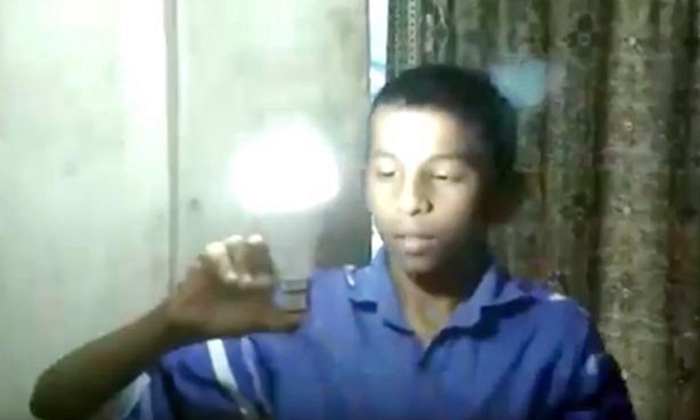 น่าทึ่ง เด็กชายอินเดียมีความสามารถสุดแปลก แค่แตะหลอดไฟก็สว่าง