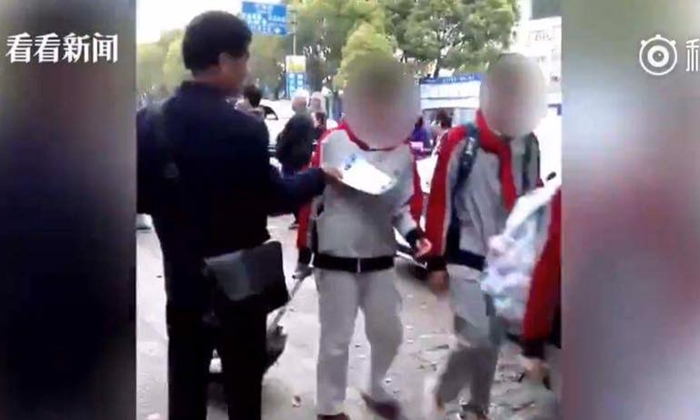 เฒ่าลามก ลุงจีนวัย 61 แกล้งแจกใบปลิวหลอกจับหน้าอกเด็กนักเรียน