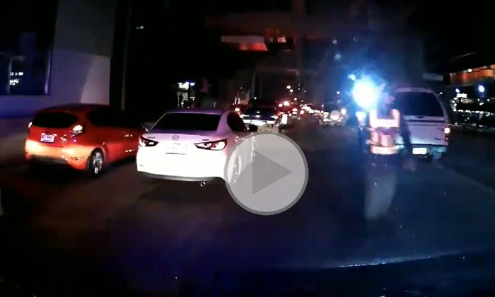คลิปดราม่า ตำรวจต่อว่ารถกู้ชีพรีบรับคนเจ็บ ตะโกนบอก "ไม่ต้องเปิดไฟ-เปิดเสียง แค่รถชน คนเจ็บไม่ได้ตาย