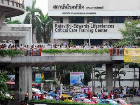 รพ.ราชวิถีวอนเสื้อแดงเปิดทางผู้ป่วย